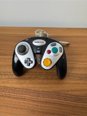 GameStop BB-111 / G3 Wired Turbo GameCube Controller (Black/Silver)